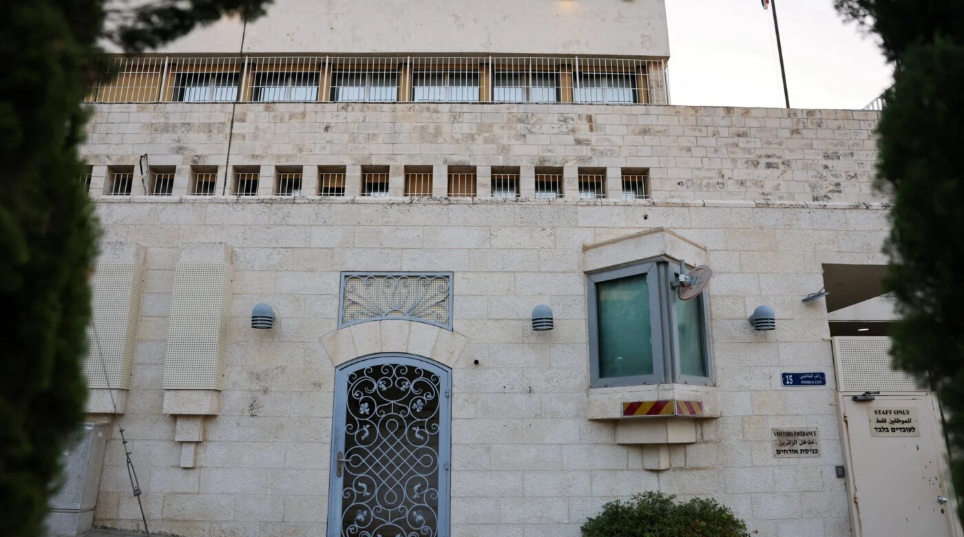 Μειώνει δραστικά τη βρετανική διπλωματική παρουσία στην Ανατολική Ιερουσαλήμ