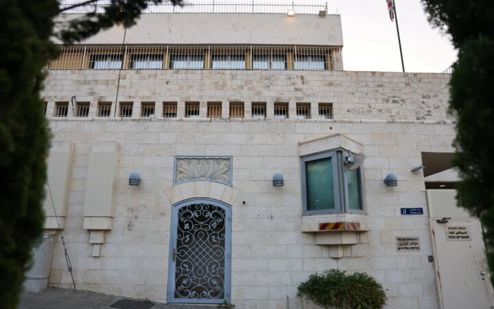 Μειώνει δραστικά τη βρετανική διπλωματική παρουσία στην Ανατολική Ιερουσαλήμ
