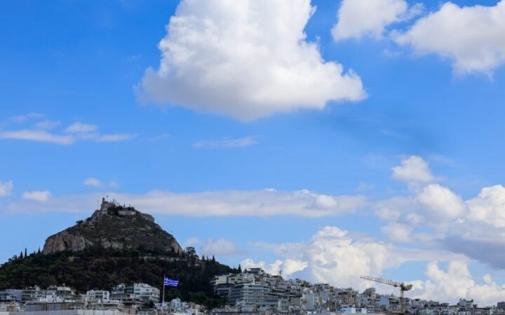 Τοπικές νεφώσεις και θερμοκρασία σε υψηλά επίπεδα για την εποχή