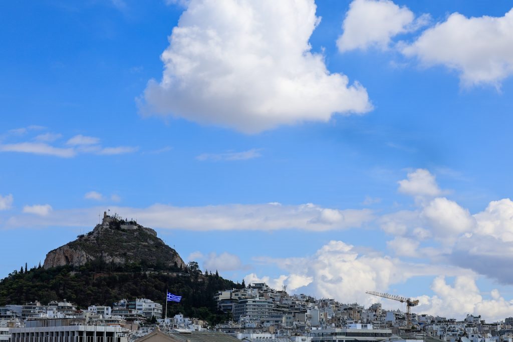Τοπικές νεφώσεις και θερμοκρασία σε υψηλά επίπεδα για την εποχή