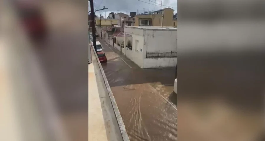 ποτάμια στην Καλαμάτα μετά από νεροποντή (video)