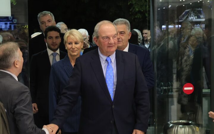 Πολεμικό Μουσείο: Άστραψε και βρόντηξε ο Καραμανλής για τουρκολυβικό, ελληνοτουρκικά και την όξυνση των ανισοτήτων