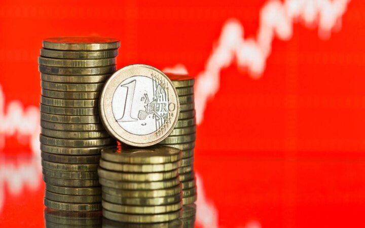 Γιατί το ευρώ «κρέμεται» από τις πολιτικές τύχες Γαλλίας και Ισπανίας