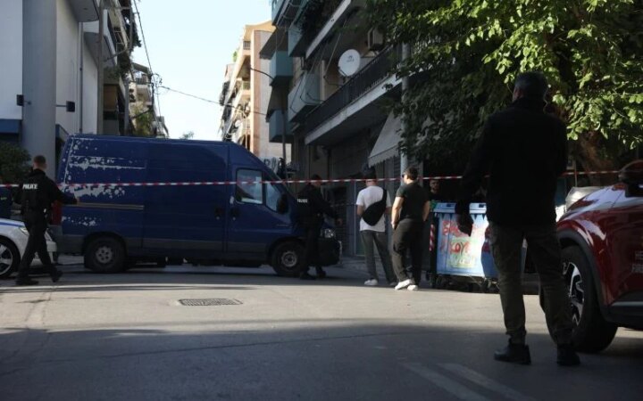 Ο διαχειριστής τηλεφώνησε στην αστυνομία για σακίδιο με ναρκωτικά στην είσοδο της πολυκατοικίας – News.gr