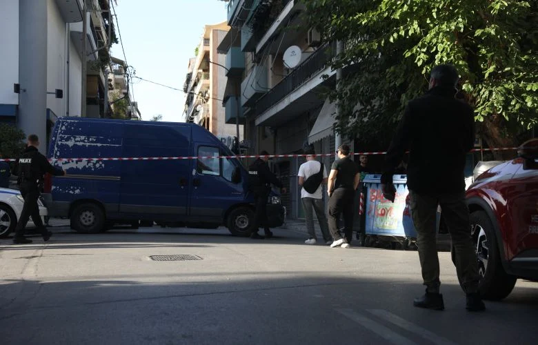 Ο διαχειριστής τηλεφώνησε στην αστυνομία για σακίδιο με ναρκωτικά στην είσοδο της πολυκατοικίας – News.gr
