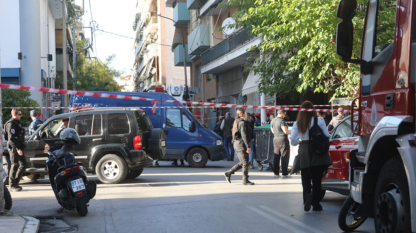 Βίντεο ντοκουμέντο από την στιγμή της έκρηξης στον Κολωνό – Οι αρχές αναζητούν τα πρόσωπα που άφησαν το σακίδιο με τον εκρηκτικό μηχανισμό