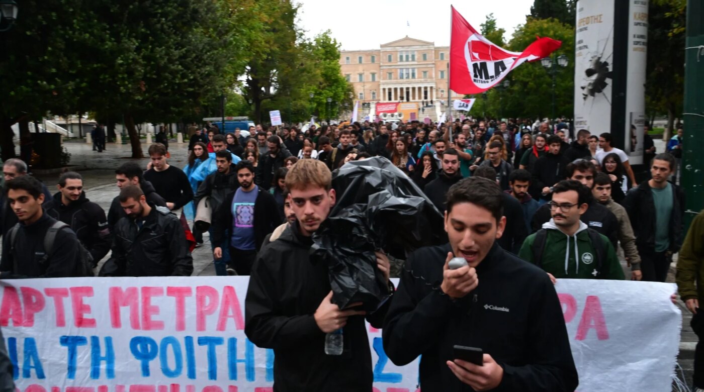 Φοιτητές έστησαν σκηνές στο Σύνταγμα: «Η στέγαση γίνεται πολυτέλεια»