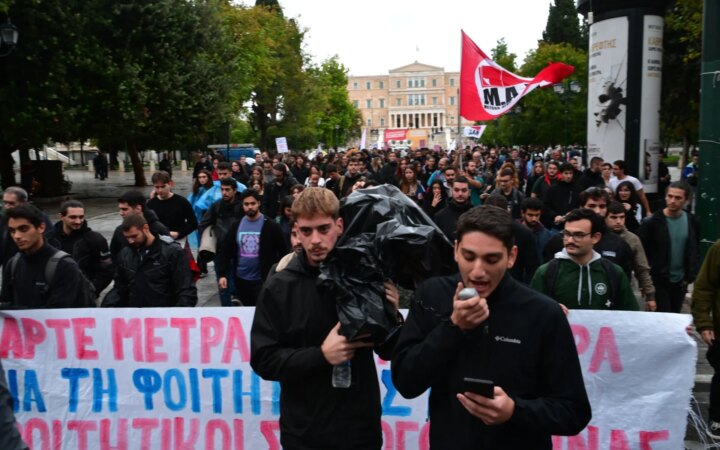Φοιτητές έστησαν σκηνές στο Σύνταγμα: «Η στέγαση γίνεται πολυτέλεια»