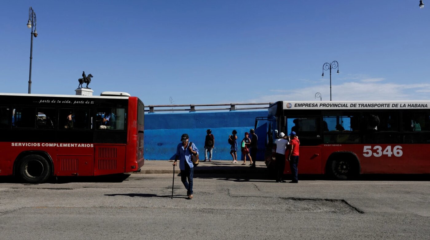 Στο χαμηλότερό τους ιστορικά επίπεδο οι παραδοσιακές δημόσιες συγκοινωνίες λόγω του αμερικανού εμπάργκο