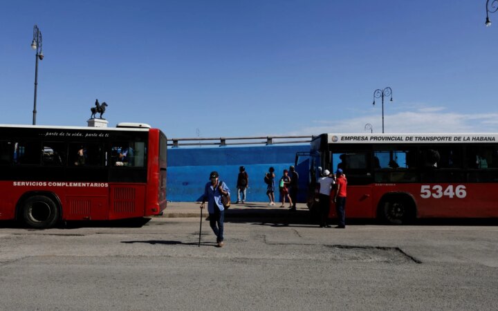 Στο χαμηλότερό τους ιστορικά επίπεδο οι παραδοσιακές δημόσιες συγκοινωνίες λόγω του αμερικανού εμπάργκο