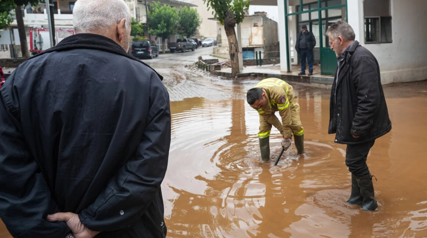 Κάτω από νερό και λάσπη καλλιέργειες και χωριά – Στο νησί κυβερνητικό κλιμάκιο