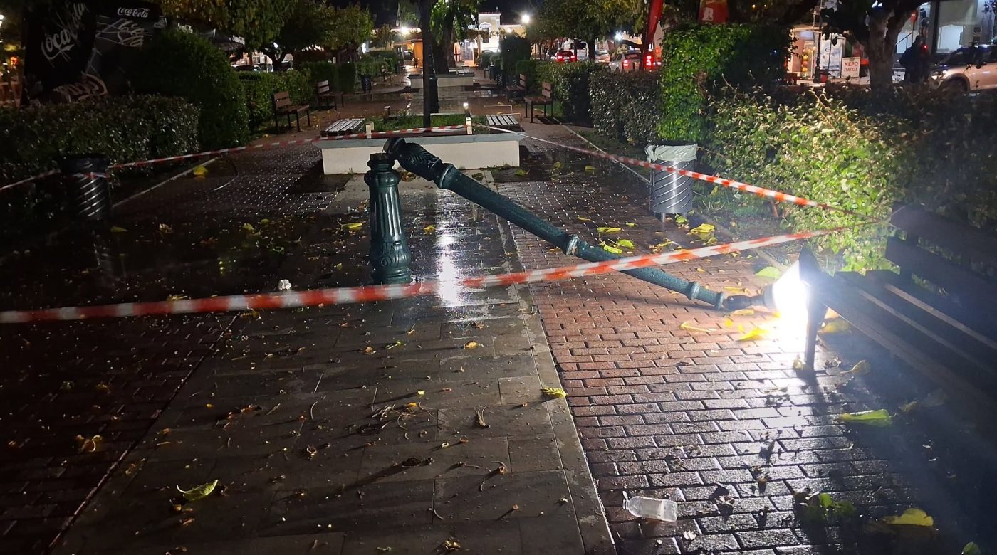 Ανεμοστρόβιλος έσπασε κλαδιά, ξήλωσε κεραμίδια και έριξε κολόνα φωτισμού