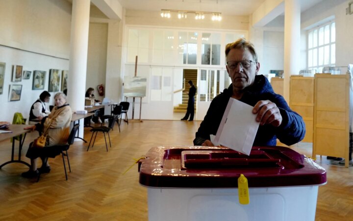 Κάλπες με το βλέμμα στη Ρωσία – Η Ουκρανία διχάζει τη χώρα