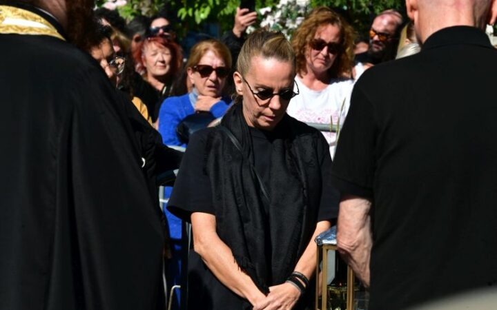 Πλήθος κόσμου στο μνημόσυνο του Γιώργου Μαζωνάκη στη Νίκαια – Δείτε εικόνες
