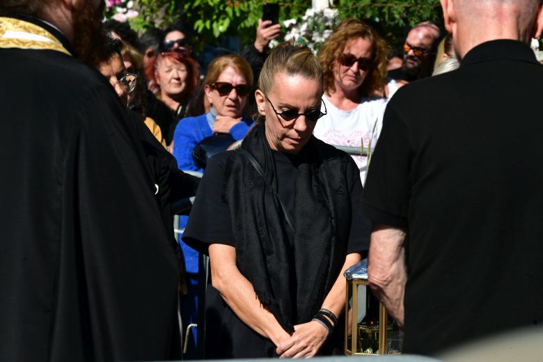 Πλήθος κόσμου στο μνημόσυνο του Γιώργου Μαζωνάκη στη Νίκαια – Δείτε εικόνες