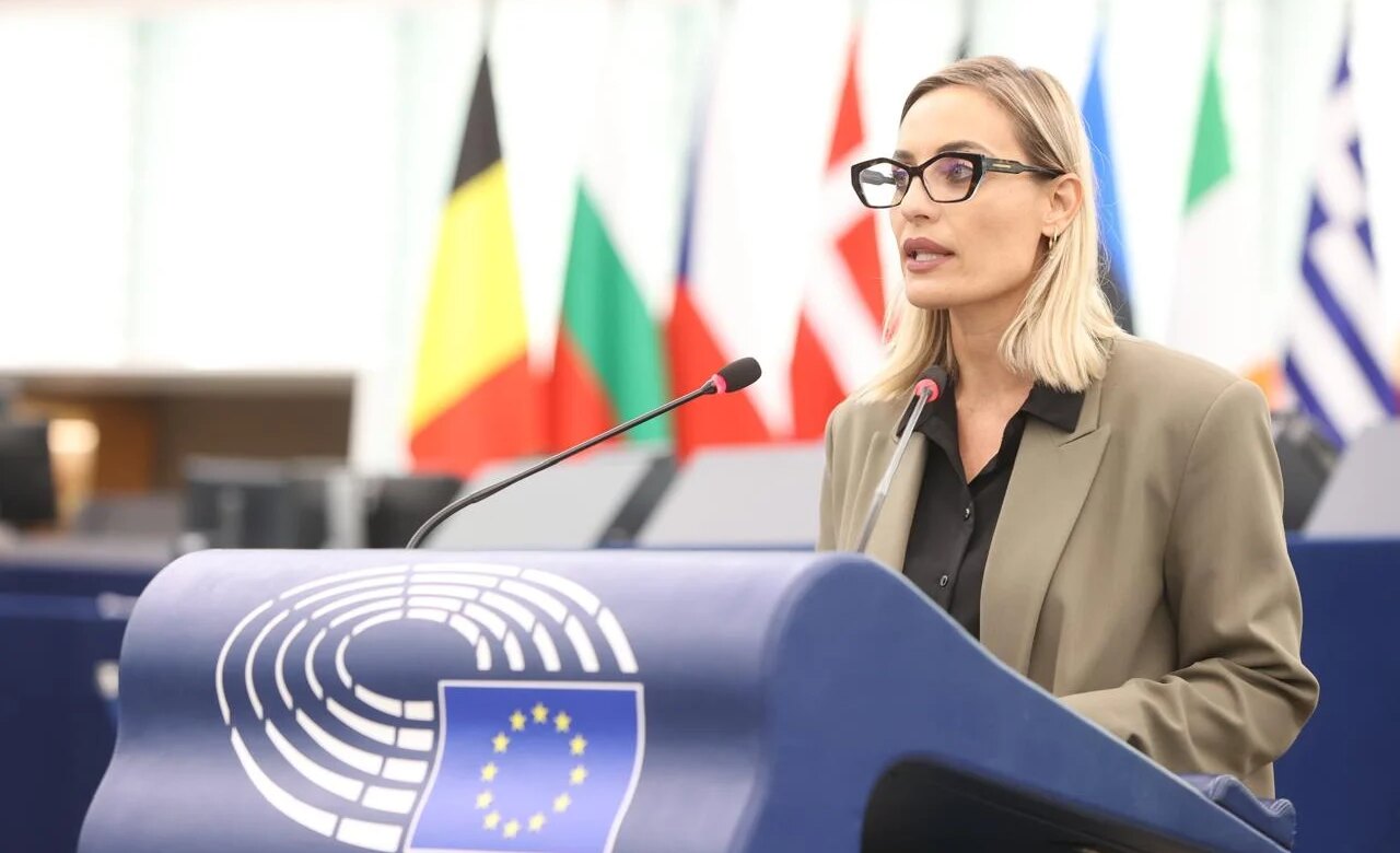 Κατέθεσε τροπολογίες για την προστασία των δημιουργών από τις προκλήσεις της Τεχνητής Νοημοσύνης