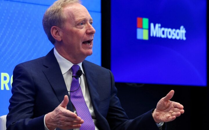 Ο πρόεδρος της Microsoft απευθύνει έκκληση να συσταθούν «πραγματικοί και αποτελεσματικοί» κανόνες ασφαλείας