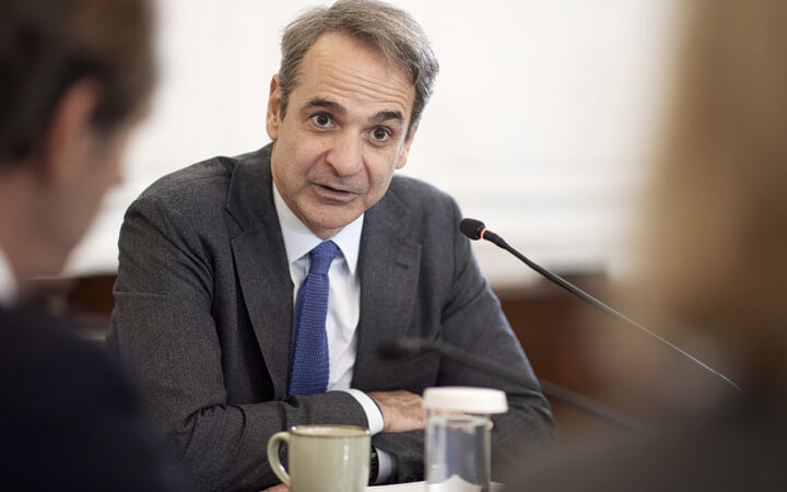 Η «σταθερότητα» και η «αλλαγή» - Γιατί ο Μητσοτάκης προσπαθεί να ρετουσάρει το προεκλογικό αφήγημα