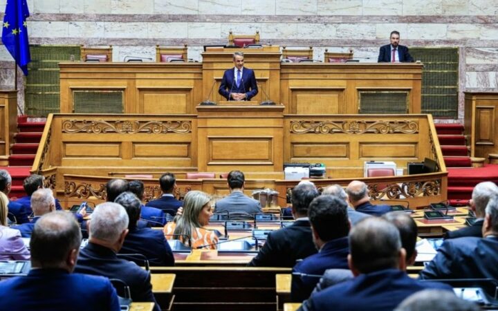 Βουλευτές της ΝΔ «τρώνε ξύλο» στις περιφέρειές τους και δυσφορούν με το Μαξίμου