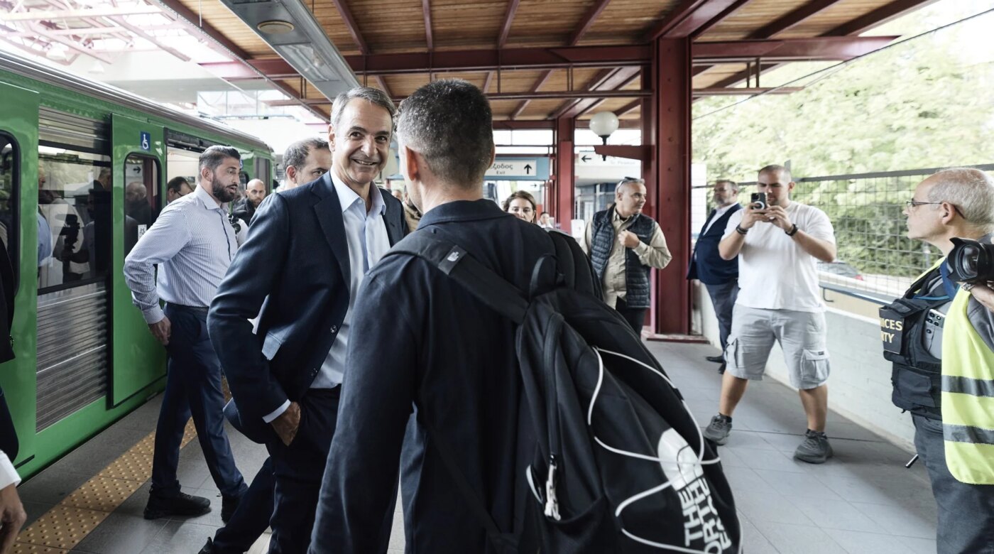 Η βόλτα του Κ. Μητσοτάκη με τον πρώτο ανακατασκευασμένο συρμό του ΗΣΑΠ