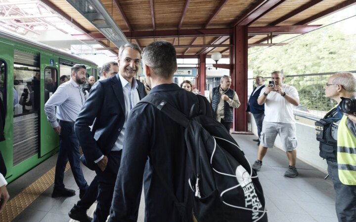 Η βόλτα του Κ. Μητσοτάκη με τον πρώτο ανακατασκευασμένο συρμό του ΗΣΑΠ