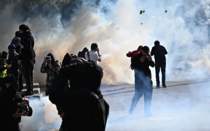 Η Γαλλία στους δρόμους – Ένταση και χρήση δακρυγόνων πριν την έναρξη της διαδήλωσης στην Πλατεία Δημοκρατίας στο Παρίσι