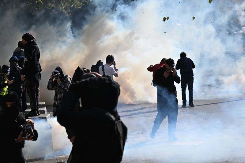 1.200 συλλήψεις στις ταραχές, ενώ 150 αστυνομικοί τραυματίστηκαν – News.gr