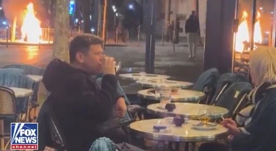 Ένα ποτό και δύο ατάραχοι θαμώνες δίπλα στις φλόγες (βίντεο)