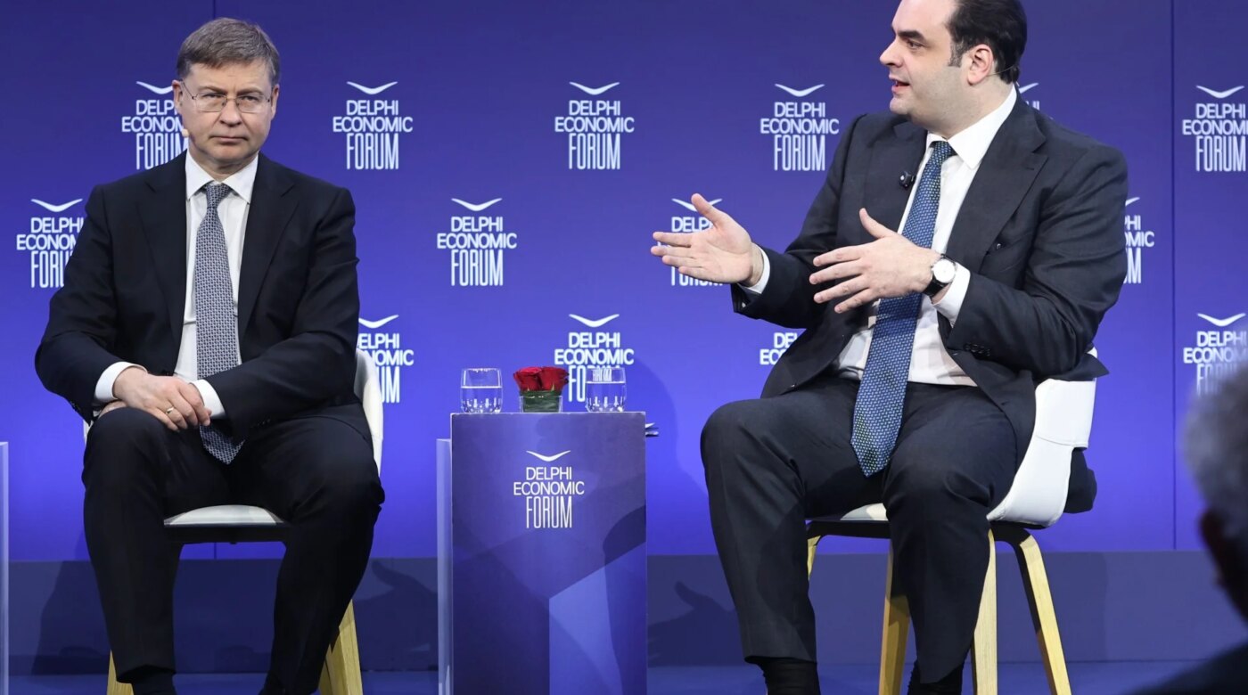 Φρένο Ντομπρόβσκις σε νέες δημοσιονομικές ευελιξίες για Ελλάδα και Ιταλία