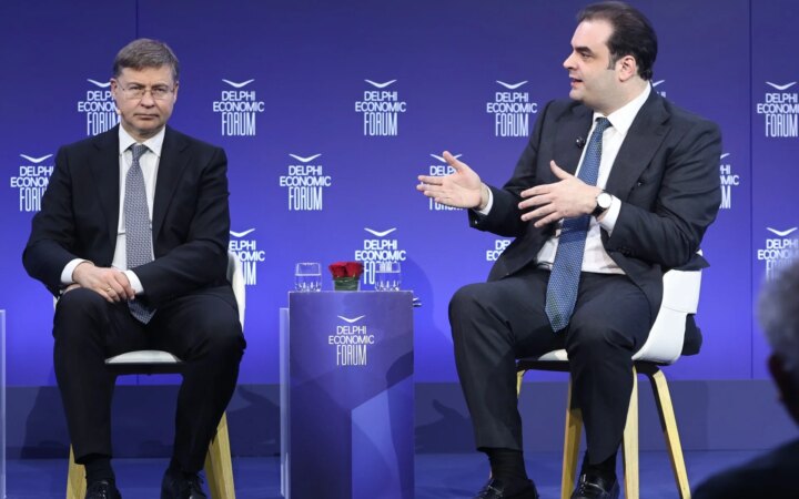 Φρένο Ντομπρόβσκις σε νέες δημοσιονομικές ευελιξίες για Ελλάδα και Ιταλία