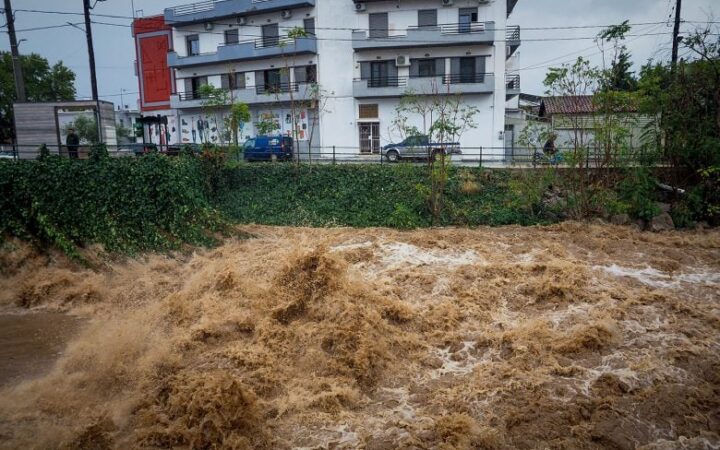 Ένας νεκρός στη Ρόδο, παρασύρθηκε από τα ορμητικά νερά – Εκκενώνονται τα Ψαχνά – News.gr