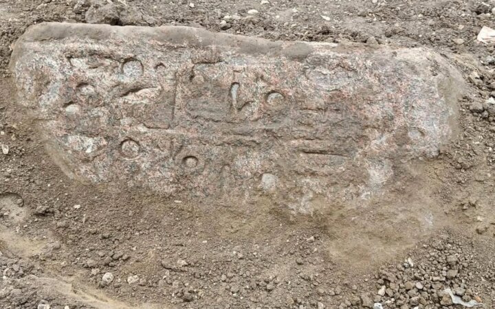 Ενεπίγραφη πλάκα με ιερογλυφικά οδήγησε σε γιγάντιο άγαλμα του φαραώ Ραμσή Β'