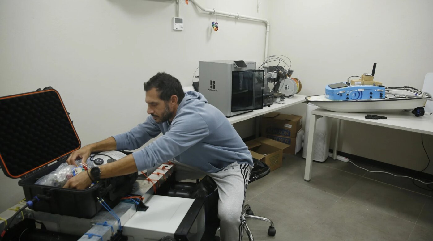 Στο ίδιο κτίριο, ένα σκάφος για τα σκουπίδια και μια πύλη προς τον ΔΑΙΔΑΛΟ