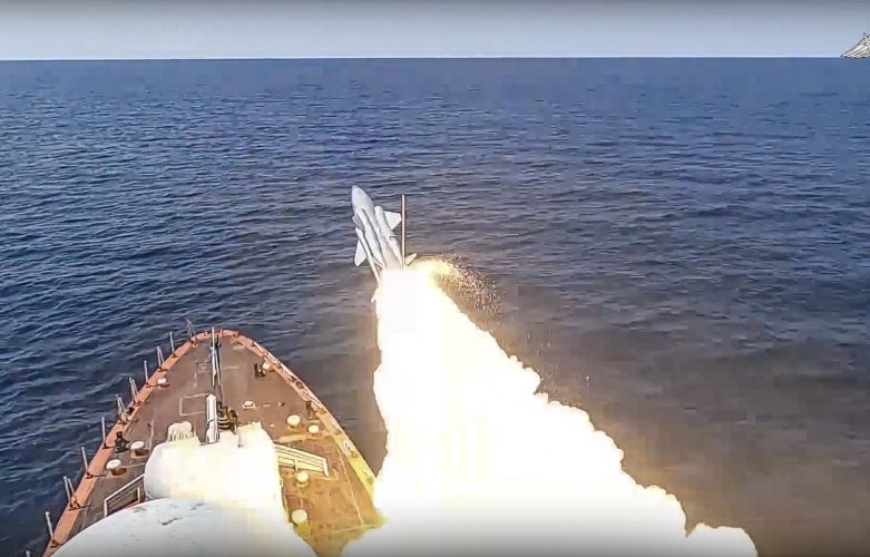 Έντεκα ναυτικοί αγνοούνται αφού δύο πλοία χτυπήθηκαν από drones στη Μαύρη Θάλασσα
