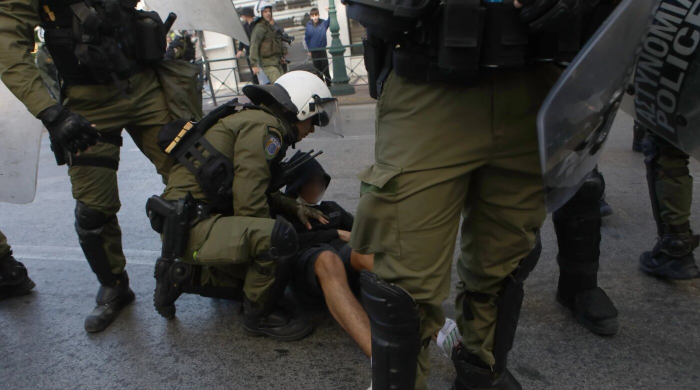 Ενταση μετά τη λήξη του πανεκπαιδευτικού συλλαλητηρίου στο Σύνταγμα: Επίθεση σε άνδρες των ΜΑΤ, με κρότου – λάμψης απάντησε η αστυνομία