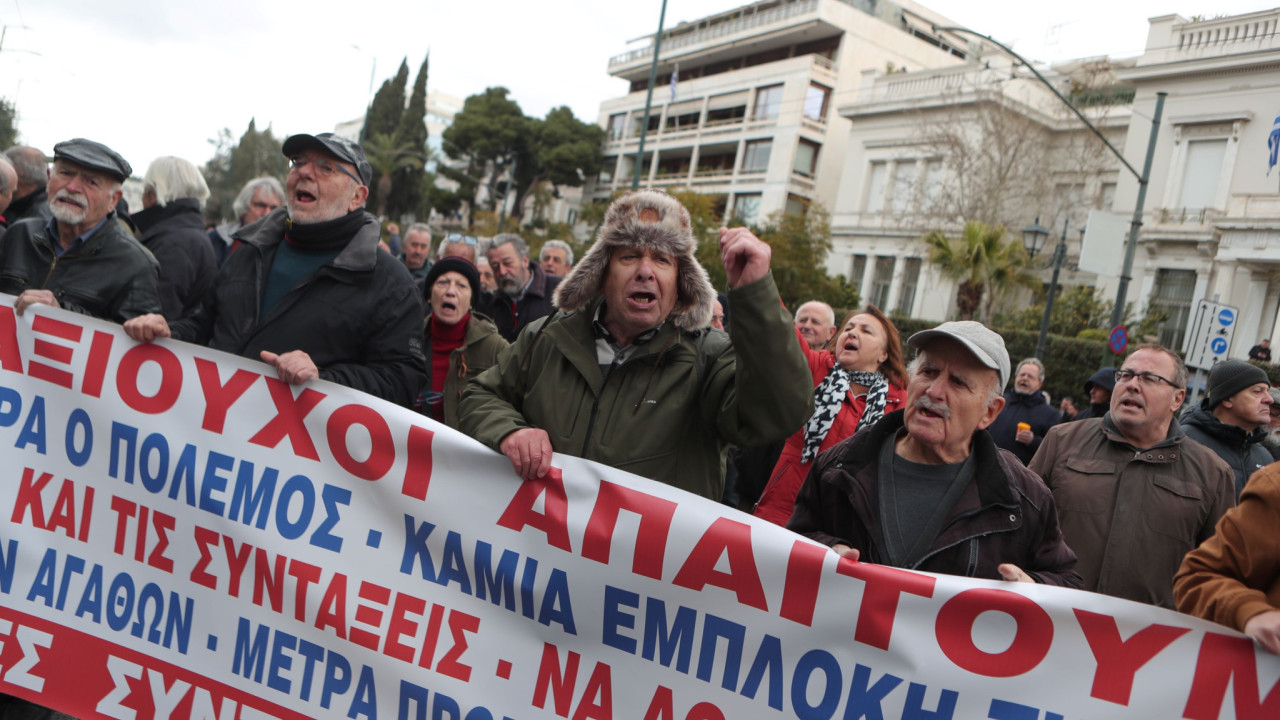 Μπαράζ κινητοποιήσεων από τους συνταξιούχους σε όλη τη χώρα