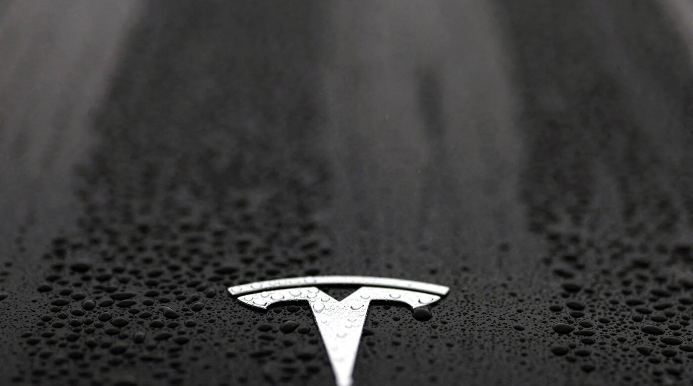 Η Tesla μετονομάζει την «Αυτόνομη» σε «Υποβοηθούμενη Οδήγηση» στην Ευρώπη, με στόχο την έγκριση του λογισμικού