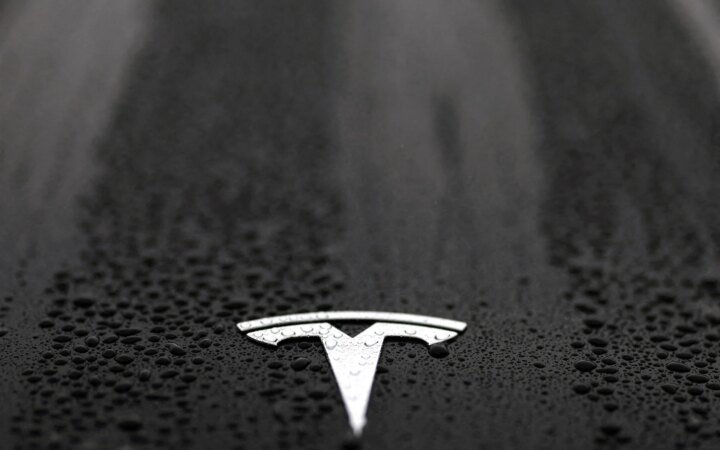Η Tesla μετονομάζει την «Αυτόνομη» σε «Υποβοηθούμενη Οδήγηση» στην Ευρώπη, με στόχο την έγκριση του λογισμικού