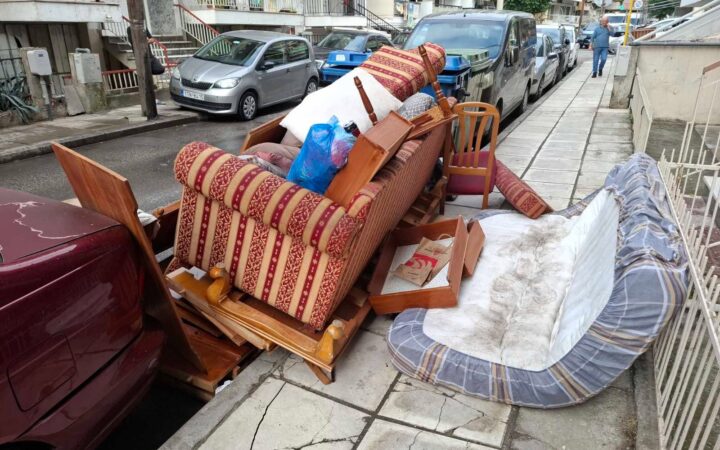 Πρόστιμο 3.000 ευρώ σε δημότη που πέταξε έπιπλα και στρώματα στον δρόμο