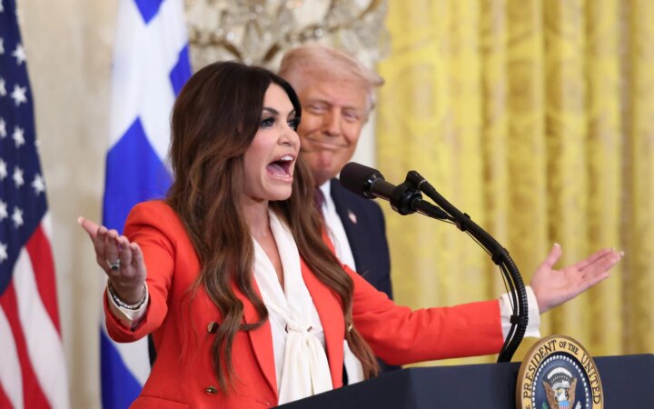 Κίμπερλι Γκιλφόιλ: Από τους επαίνους του Τραμπ στην καρατόμηση