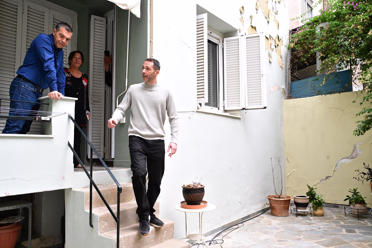 ΕΛΑΣ: Δίπλα στους «μετρόπληκτους» της Κυψέλης ο Τσίπρας - Ζωγραφισμένη στα πρόσωπά τους η αγωνία