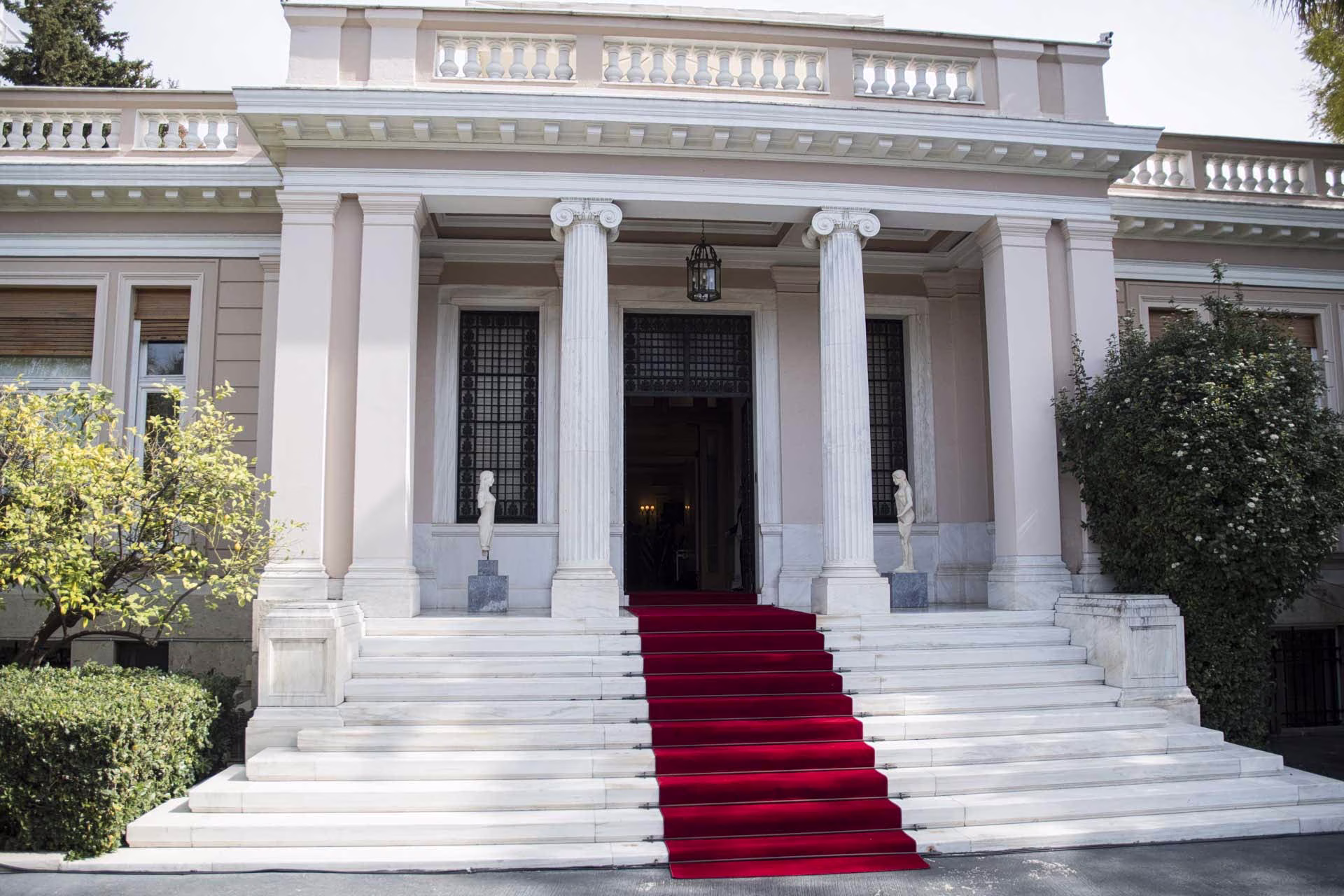 Μαξίμου: Με πιέσεις στο ΠΑΣΟΚ ψάχνει βελτίωση των ποσοστών του και αντιστάθμισμα στις διαρροές στα δεξιά, υπό το φόβο Σαμαρά