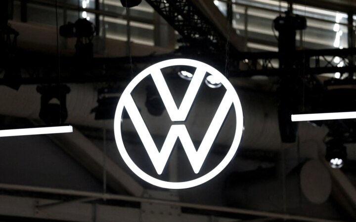 Οι εργαζόμενοι της Volkswagen απειλούν με απεργίες από Ιανουάριο – Αντιδρούν για το «πάγωμα» μισθών έως το 2030