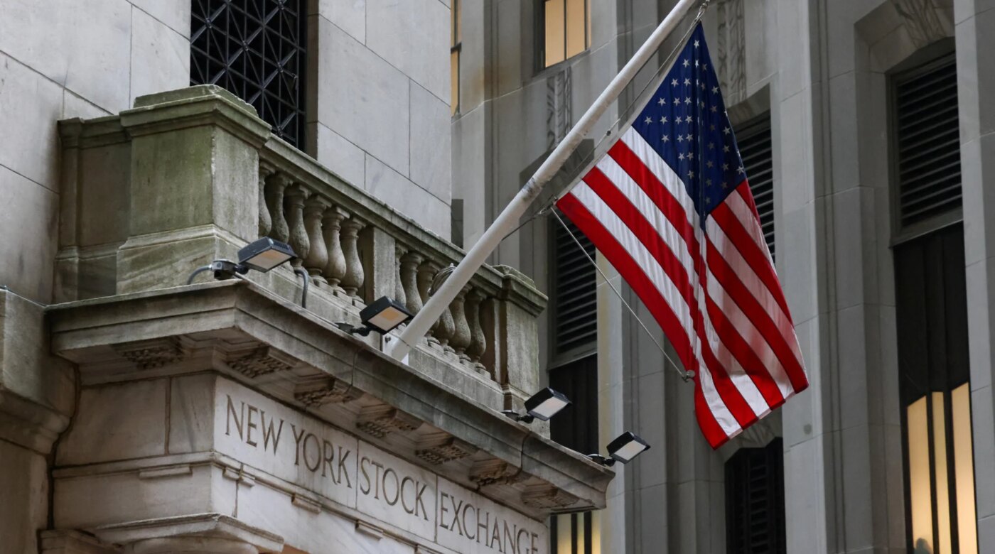 Πτώση με φόντο τον πληθωρισμό και το sell-off στις μετοχές της AI